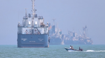 L'accordo Usa-Iran e il nodo Hormuz, Vance: "Ci aspettiamo che resti aperto senza pedaggi" | Ma i media di Teheran avvertono: "Tariffe per passare sospese solo per 60 giorni"