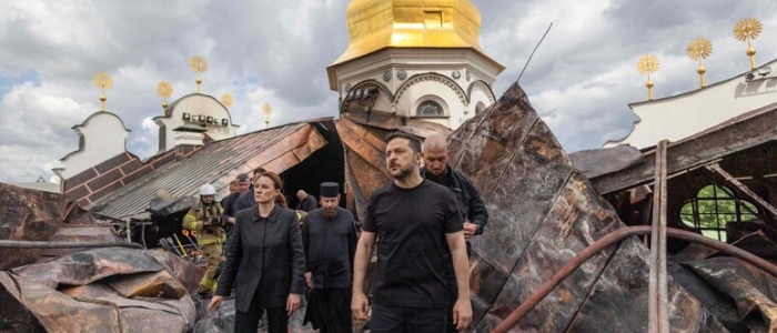 La Russia attacca Kiev e Kharkiv: in fiamme la cattedrale della Dormizione