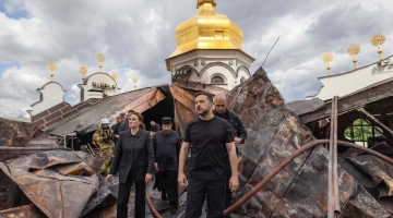 La Russia attacca Kiev e Kharkiv: in fiamme la cattedrale della Dormizione