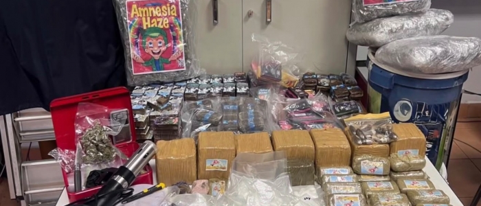Roma, padre e figlio gestivano business della droga in casa: scoperti anche due roner da cucina | Arrestati