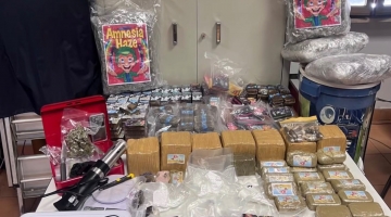 Roma, padre e figlio gestivano business della droga in casa: scoperti anche due roner da cucina | Arrestati