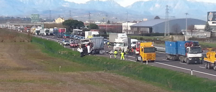 Tragico incidente nel Vicentino: tamponano un camion, si fermano per scusarsi ma un'auto li travolge e uccide