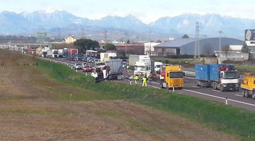 Tragico incidente nel Vicentino: tamponano un camion, si fermano per scusarsi ma un'auto li travolge e uccide