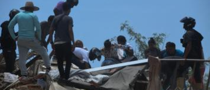 Terremoto in Venezuela, i morti salgono a 235 | Corsa contro il tempo per i 50mila dispersi, "si scava a mani nude" | In partenza 41 vigili del fuoco italiani