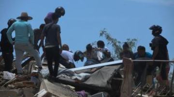 Terremoto in Venezuela, i morti salgono a 235 | Corsa contro il tempo per i 50mila dispersi, "si scava a mani nude" | In partenza 41 vigili del fuoco italiani