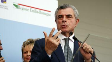 Strage di Viareggio, l'ex ad di Ferrovie Mauro Moretti si &egrave; costituito in carcere | "Entro in cella con la schiena dritta"