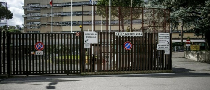 Malata terminale chiede di rivedere le figlie date in adozione, il tribunale dice no