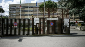 Malata terminale chiede di rivedere le figlie date in adozione, il tribunale dice no