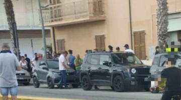 Ucciso a coltellate in casa a Civitanova Marche, in carcere la compagna 33enne: "In shock accanto al cadavere"