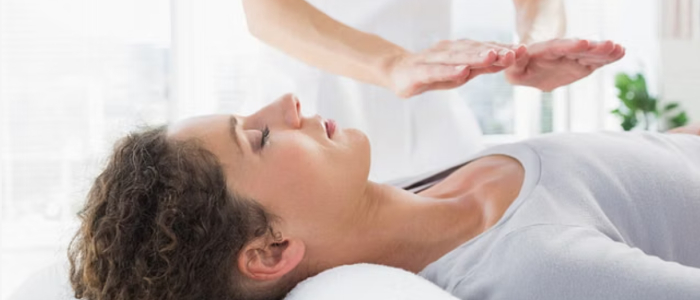 Il Reiki in ospedale non piace agli esorcisti: "Superstizione non adatta ai cattolici"