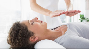 Il Reiki in ospedale non piace agli esorcisti: "Superstizione non adatta ai cattolici"