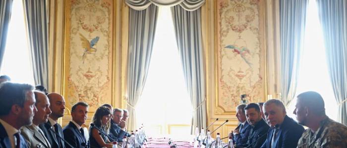 Vertice dei Volenterosi, Macron: "Nei prossimi mesi inizieranno le esercitazioni in Paesi vicini"