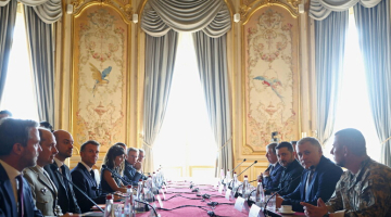 Vertice dei Volenterosi, Macron: "Nei prossimi mesi inizieranno le esercitazioni in Paesi vicini"