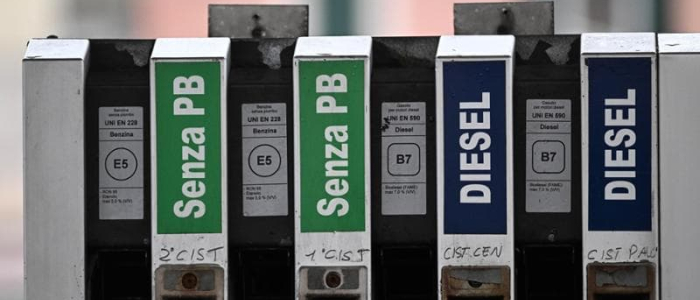 Carburanti, il prezzo della benzina vola sopra i 2 euro in autostrada