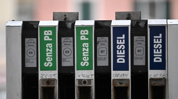 Carburanti, il prezzo della benzina vola sopra i 2 euro in autostrada