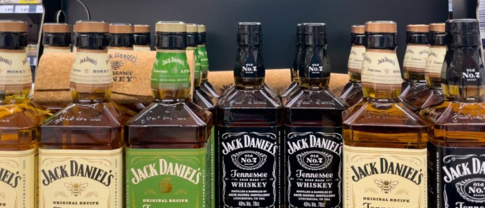 Nuovi dazi Usa contro il Canada, tariffe del 50% su alcol, legno e carta | La rabbia contro Ottawa: "Come la Cina"