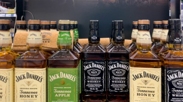 Nuovi dazi Usa contro il Canada, tariffe del 50% su alcol, legno e carta | La rabbia contro Ottawa: "Come la Cina"