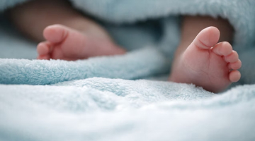 Neonato viene dichiarato morto ma in obitorio vedono il suo corpo muoversi, i genitori: "&Egrave; un miracolo"
