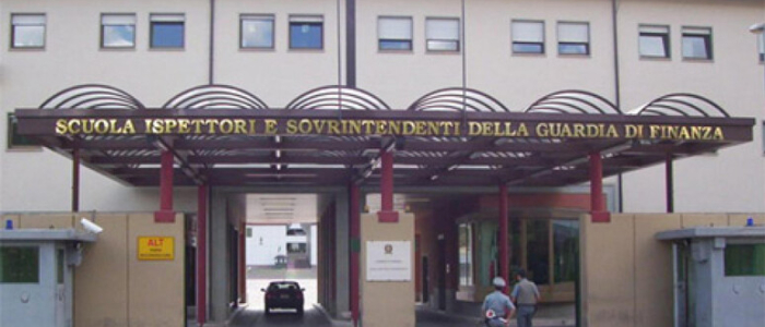 L'Aquila, precipita dal palazzo della scuola della Guardia di finanza: morta 22enne