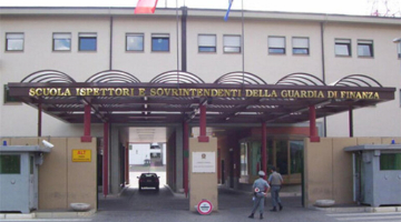 L'Aquila, precipita dal palazzo della scuola della Guardia di finanza: morta 22enne