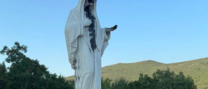 Atto vandalico a Medjugorje: imbrattate due statue della Madonna, incendiato un altare | Arrestato il presunto profanatore