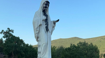 Atto vandalico a Medjugorje: imbrattate due statue della Madonna, incendiato un altare | Arrestato il presunto profanatore