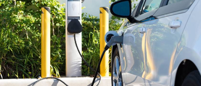 Se il gasolio &egrave; caro come champagne, l'auto diventa elettrica (anche ibrida) e parla cinese