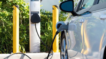 Se il gasolio &egrave; caro come champagne, l'auto diventa elettrica (anche ibrida) e parla cinese