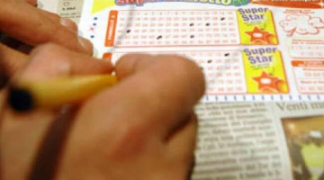 Lucca, vince 101 milioni al Superenalotto e lo nasconde all'ex: lui ne chiede una parte