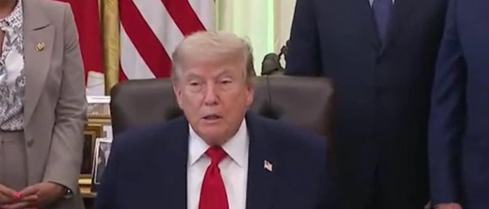 Trump: "L'Iran &egrave; una nazione ufficialmente fallita, &egrave; morta" | E i prezzi di gas e petrolio risalgono