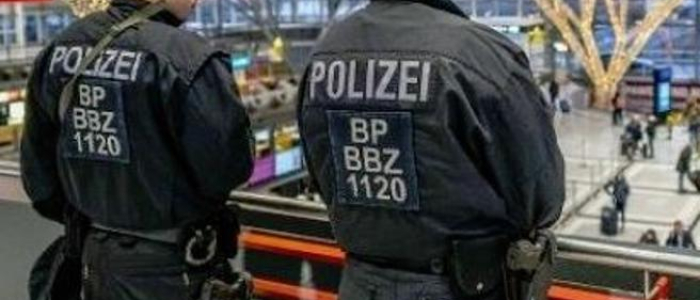 Germania, esplosione alla stazione centrale di Augusta: due feriti | Sospetta bomba in un cestino: scatta un secondo allarme
