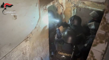 Droga a Napoli, il maxiblitz tra Rione Traiano, Pianura e Fuorigrotta