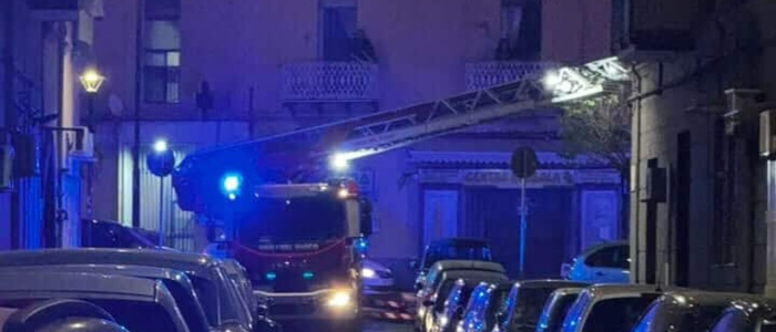 Napoli, cede il pavimento della cucina: padre e figlio precipitano nel piano sottostante