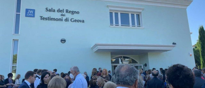 Testimoni di Geova, svolta dopo 80 anni: tolto il divieto sulle trasfusioni di sangue