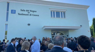 Testimoni di Geova, svolta dopo 80 anni: tolto il divieto sulle trasfusioni di sangue