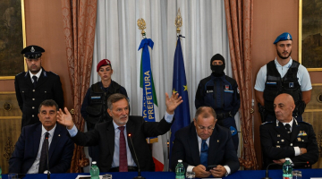Secondigliano: 24mila telefonate bloccate in un giorno, parte la sfida tecnologica contro i cellulari in carcere