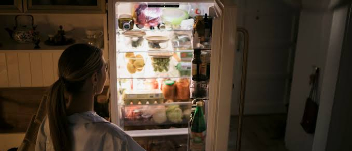 Lo spuntino notturno? Aumenta i rischi di danni (anche) al fegato