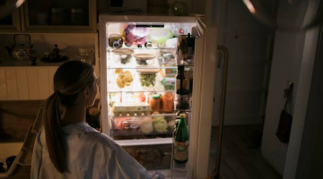 Lo spuntino notturno? Aumenta i rischi di danni (anche) al fegato