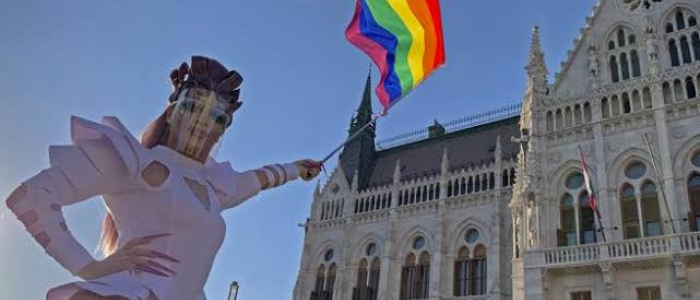 L'Ungheria elimina la prima legge anti- Lgbtqia+ voluta da Orb&aacute;n
