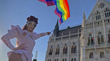 L'Ungheria elimina la prima legge anti- Lgbtqia+ voluta da Orb&aacute;n