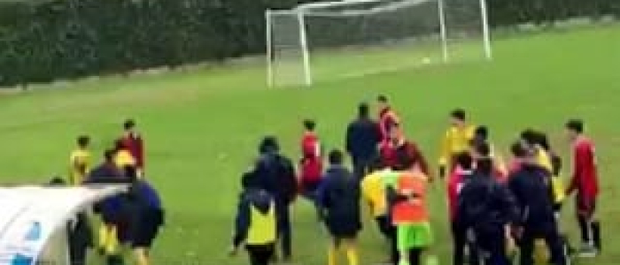 Monza, dopo la rissa in campo i calciatori scrivono ai bambini: "Chiediamo scusa per quello che avete visto"