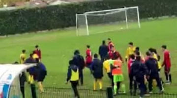 Monza, dopo la rissa in campo i calciatori scrivono ai bambini: "Chiediamo scusa per quello che avete visto"