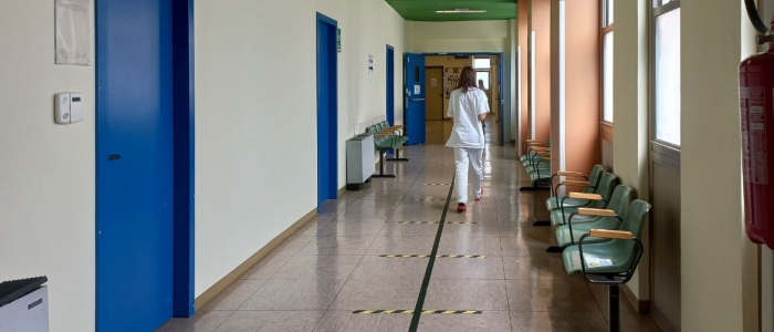 Shock all'ospedale di Cecina: coppia si presenta con un neonato morto in un sacchetto | La madre: "Non sapevo di essere incinta"
