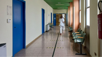 Shock all'ospedale di Cecina: coppia si presenta con un neonato morto in un sacchetto | La madre: "Non sapevo di essere incinta"