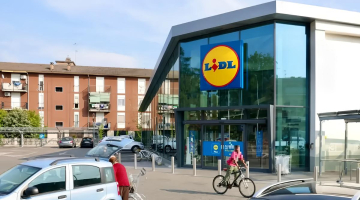 Vigevano, ferito da un colpo di carabina all'uscita del supermercato: "Mi hanno sparato per divertirsi"