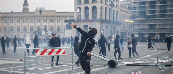 La procura di Milano: "Azioni distruttive di rara violenza" | Danni per almeno un milione