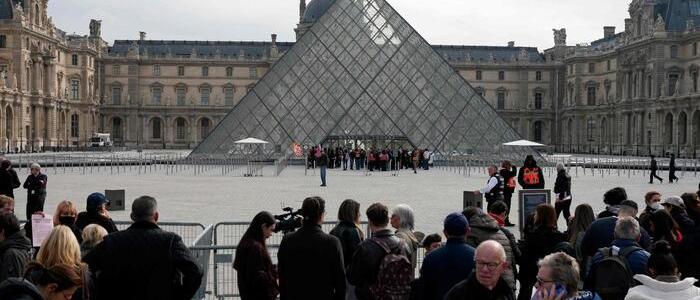 Scontri in Francia, il premier Lecornu ordina "coprifuoco localizzati" | Studenti bloccano ingresso al Louvre