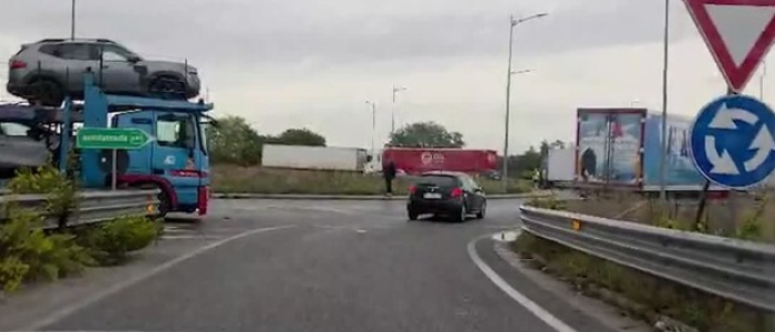 Protesta Tir, attesa per il Cdm delle 12 e il gasolio in autostrada tocca i 2.3 euro al litro | In Calabria riconsegnata frutta e verdura