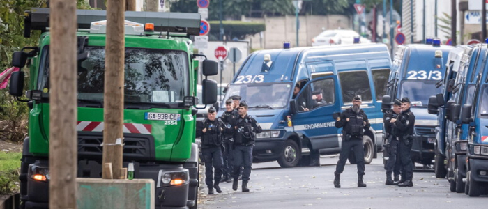 Spara in strada vicino a Parigi: un morto e quattro feriti gravi, tra cui una bambina di 12 anni