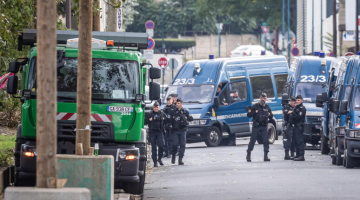 Spara in strada vicino a Parigi: un morto e quattro feriti gravi, tra cui una bambina di 12 anni